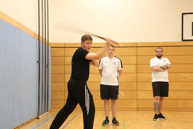 Paul Becker zeigte in der Petersberg-Turnhalle wie man richtig mit dem Schwert umgeht (Foto: Peter Blei)