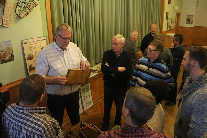 An sich ist imkern nicht schwer, Anf&auml;nger werden von der Vielfalt der M&ouml;glichkeiten aber schnell &uuml;berw&auml;ltigt (Foto: Angelo Glashagel)