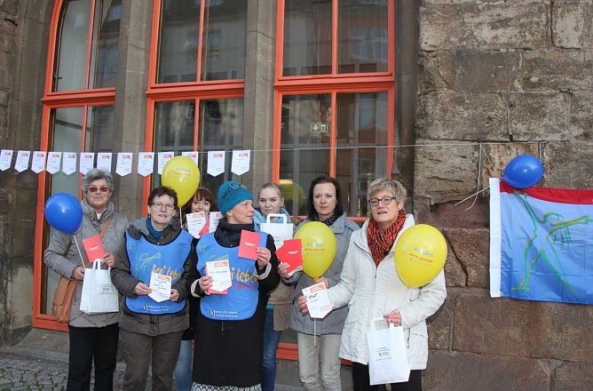 Nein zu Gewalt gegen Frauen - das Frauen.Netz des Landkreises Nordhausen informierte auf dem Rathausplatz (Foto: Jessica Piper)