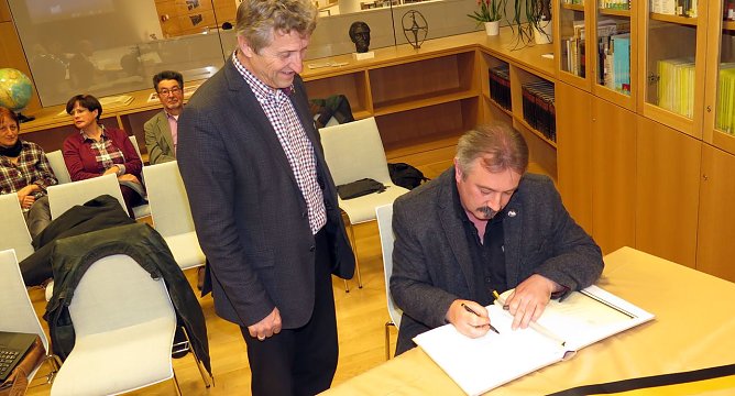 Holger Gonska trug sich im Namen des Jazzclubs in das Ehrenbuch der Stadt ein. (Foto: nnz)