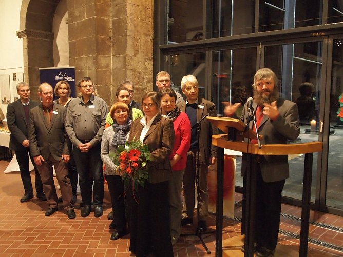 "Alleine geht es gar nicht" - Pfarrer Matthias H&auml;nel hatte einige Gemeindemitglieder mitgebracht (Foto: Regina Englert)