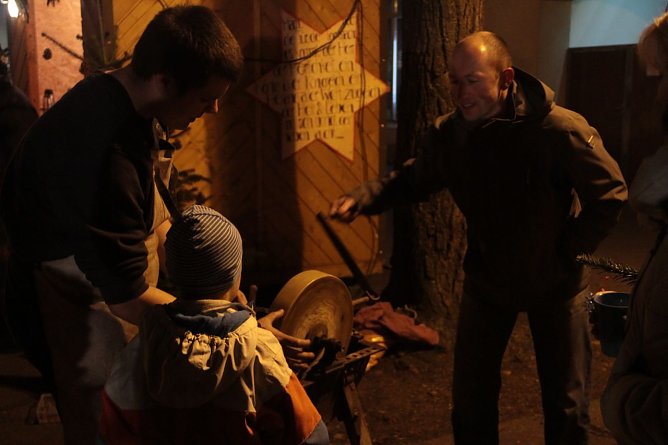 Handwerker-Weihnachtsmarkt vor der Blasii-Kirche (Foto: Angelo Glashagel)