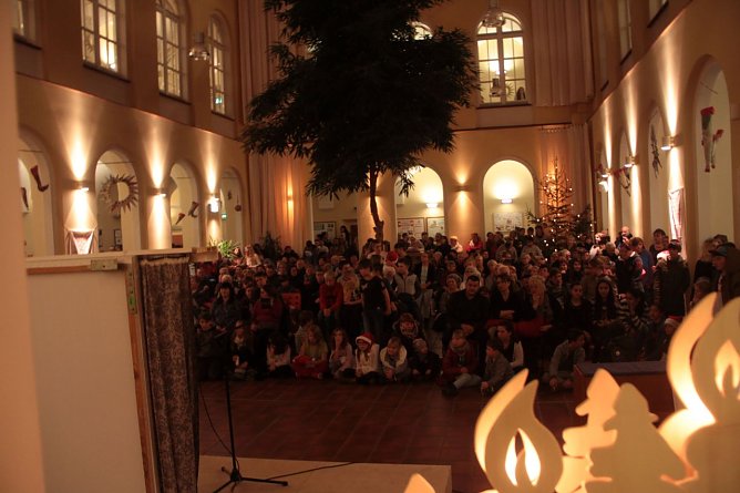Volles Haus - der Weihnachtsbasar der Petersbergschule lockte jede Menge Besucher (Foto: Angelo Glashagel)