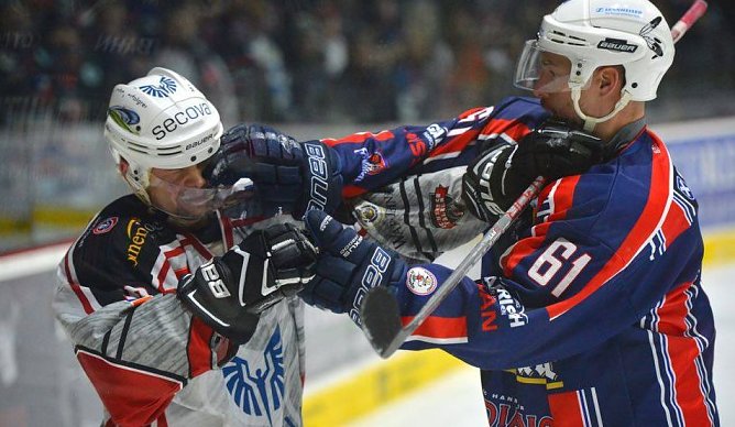 Erik Pipp im Clinch (Foto: Katja Freier/Harzer Falken)
