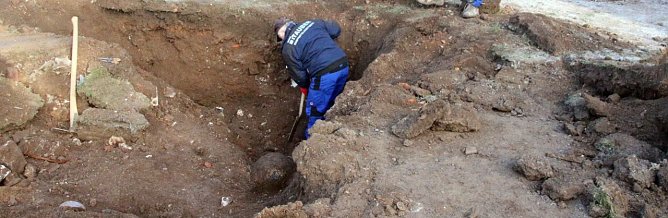 An der Fundstelle (Foto: P. Grabe, Pressestelle Rathaus)