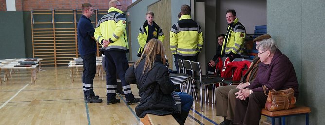 Erste Personen sind in der Turnhalle der Petersbergschule angekommen (Foto: nnz)