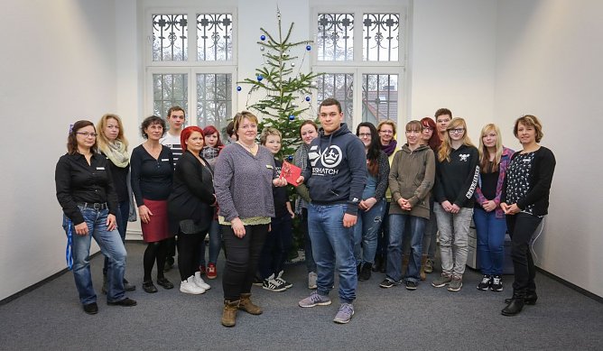Angehende Altenpfleger des IWK übergaben Spenden (Foto: IWK Nordhausen) Angehende Altenpfleger des IWK übergaben Spenden (Foto: IWK Nordhausen)