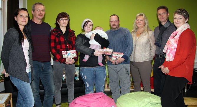 &Uuml;bergabe der Geschenke (Foto: J. Piper)