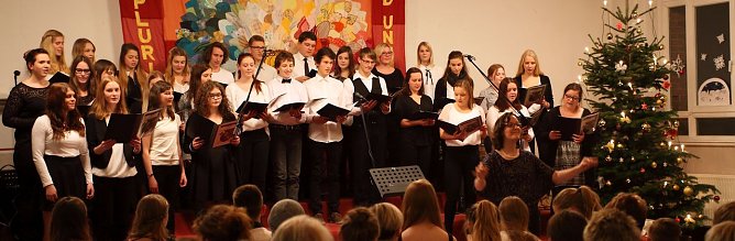 Lena von Billerbeck inspiriert die G&auml;ste zum Mitsingen und stimmt auf das Konzert ein. (Foto: H. Roeder)