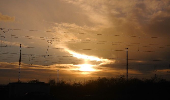 Sonnenuntergang &uuml;ber dem Nordh&auml;user Bahnhof (Foto: Bernd Thielbeer)