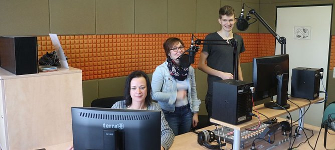 Jede Menge Arbeit f&uuml;r ENNO: Senderchefin Sandra Witzel, Medienp&auml;dagogin Claudia Ehrhardt und Nachwuchsreporter Yael (Foto: Angelo Glashagel)