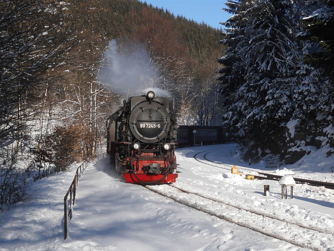 9 7245-6 bei der Einfahrt mit dem HSB Dampfzug 8903 in den verscheiten Bahnhof Eisfelder Talm&uuml;hle am 22.01.2017 (Foto: Bernd Thielbeer)