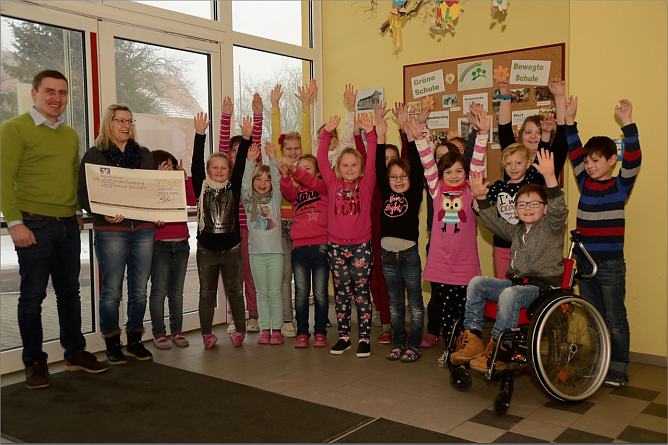 Klein aber fein - Andr&eacute; Sinkwitz hatte f&uuml;r die Kinder der Grundschule Sollstedt eine Scheck mitgebracht (Foto: Ramona Panknin)