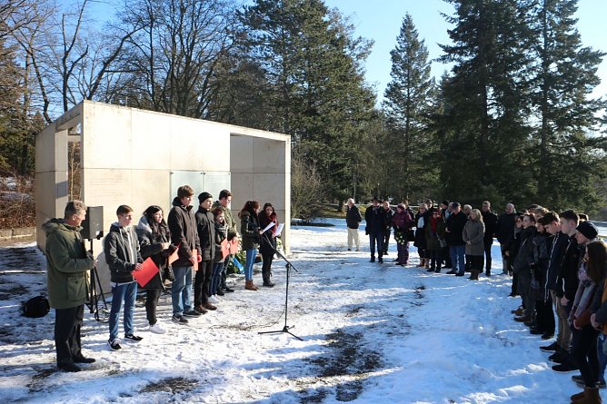 Kranzniederlegung am Nordh&auml;user Ehrenfriedhof (Foto: Angelo Glashagel)