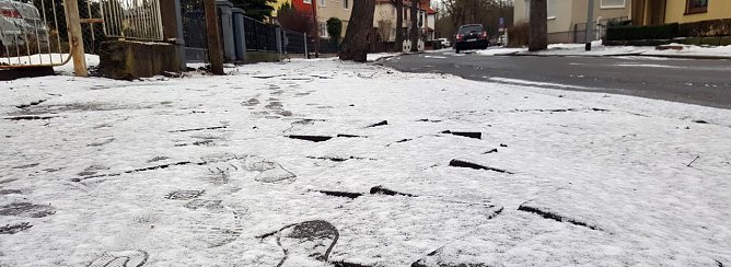 Diesen DDR-Charme haben viele Fu&szlig;wege au&szlig;erhalb der Nordh&auml;user Innenstadt (Foto: nnz)