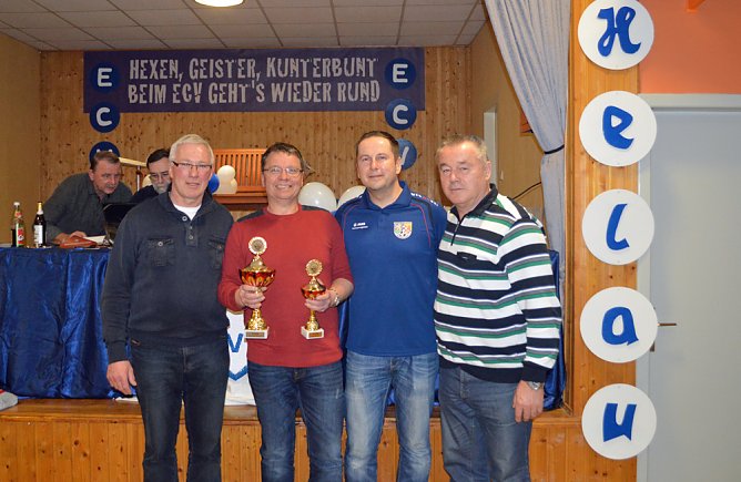 Fu&szlig;baller beim Skat (Foto: Privat)