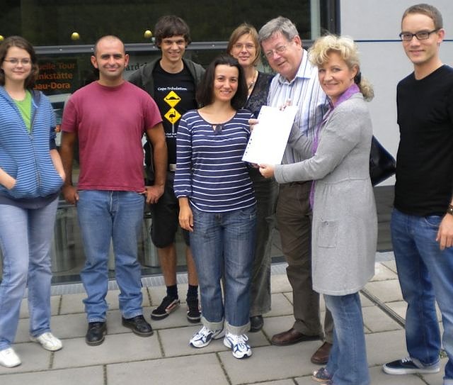 Übergeben (Foto: LINKE) Übergeben (Foto: LINKE)