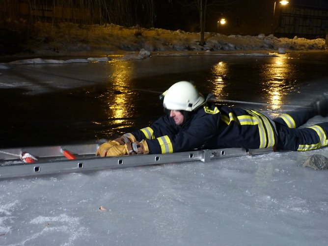Auf's Glatteis geführt - Feuerwehr Neustadt probte den Ernstfall (Foto: C. Burkert) Auf's Glatteis geführt - Feuerwehr Neustadt probte den Ernstfall (Foto: C. Burkert)