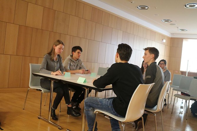 Jugend debattiert in der Bibliothek (Foto: Angelo Glashagel)