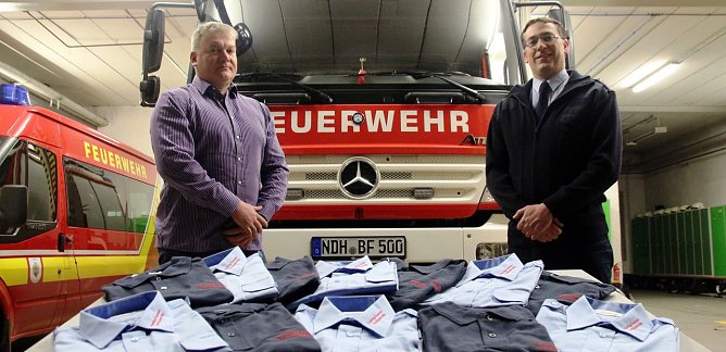 Poloshirts und Hemden &uuml;bergeben (Foto: P. Grabe, Pressestelle Rathaus)