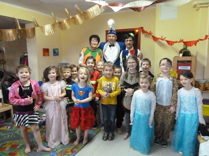 Einen Bonbonregen gab es heute f&uuml;r die Kinder des Ellricher Sonnenhofs (Foto: Ellricher Karneval Verein e.V.)