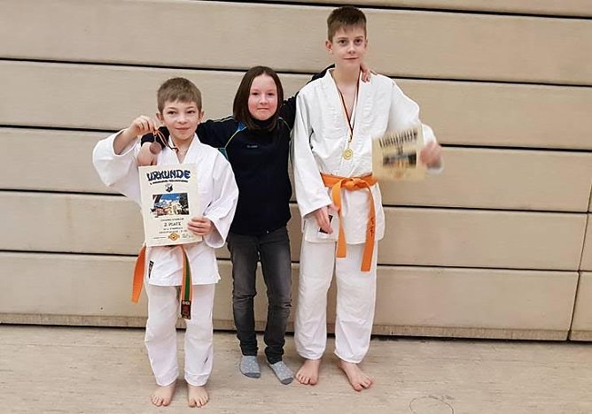 Von links: Johannes und Randy mit Amy Trinks als Unterst&uuml;tzung (Foto: privat)