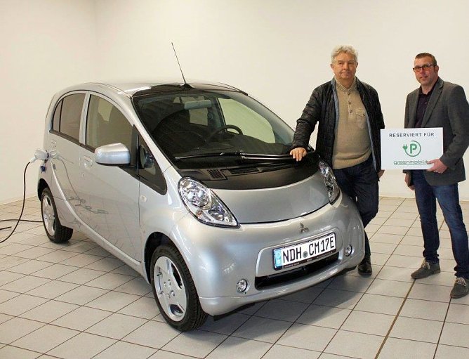 &Uuml;bergabe im Autohaus Peter (Foto: Fischer/AHP)