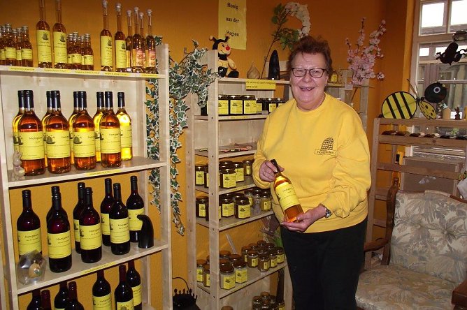 Zu den K&ouml;stlichkeiten geh&ouml;rt der Honigwein, den Robertdine Olbrich pr&auml;sentiert. (Foto: Kurt Frank)