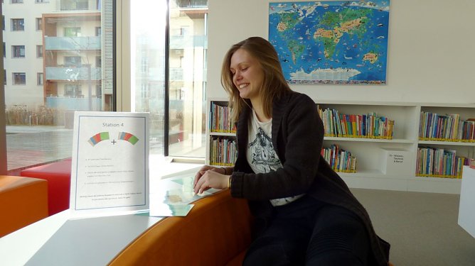 Marina Strohm arbeitete ein halbes Jahr in der Stadtbibliothek, diese Zeit ist nun zu Ende. (Foto: Stadtbibliothek Rudolf Hagelstange)