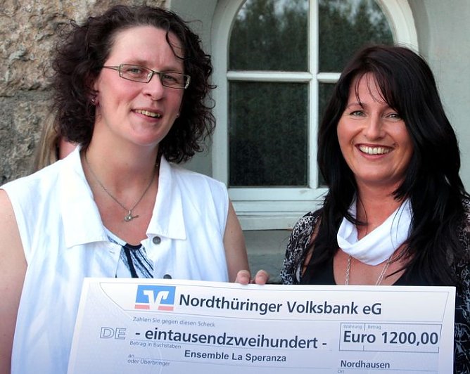 &Uuml;bergeben (Foto: S. Lutze)