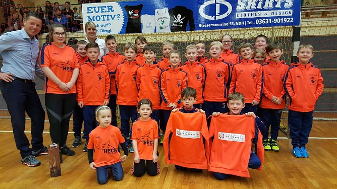 In der letzten Woche &uuml;bergab Jens Eisenschmidt, Prokurist der Stadtwerke Nordhausen, unterst&uuml;tzt von der vierfachen Radcross-Weltmeisterin Hanka Kupfernagel, einen kompletten Satz Trainingsjacken an das Handball E-Jugend-Perspektivteam des Nordh&auml;user Sportvereins (Foto: Marco Bachmann, Stadtwerke Nordhausen)