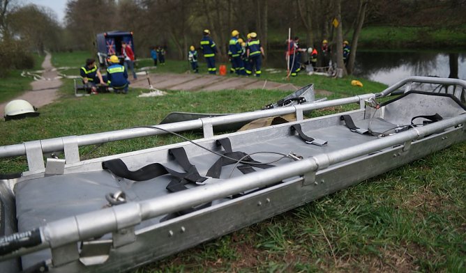 THW und Feuerwehren &uuml;bten an der Zorge (Foto: nnz)