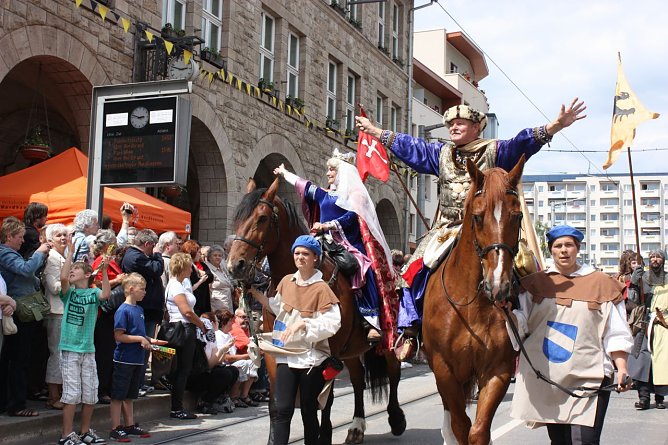 Festumzug zum Rolandsfest 2012 (Foto: Ilona Bergmann, Pressestelle Stadt Nordhausen) Festumzug zum Rolandsfest 2012 (Foto: Ilona Bergmann, Pressestelle Stadt Nordhausen)
