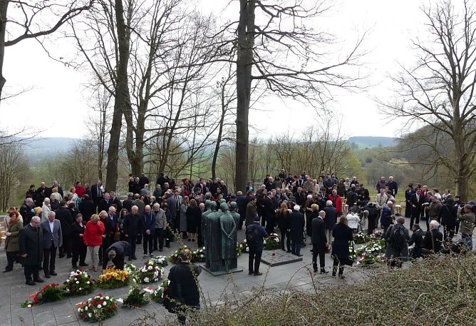ranzniederlegung auf dem Gedenkplatz vor dem ehemaligen Krematorium anl&auml;sslich der Gedenkveranstaltung zum 71. Jahrestag der Befreiung des KZ Mittelbau-Dora im April 2016 (Foto: KZ-Gedenkst&auml;tte Mittelbau-Dora)