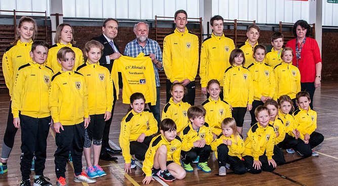 Trainingsbekleidung &uuml;bergeben (Foto: privat)