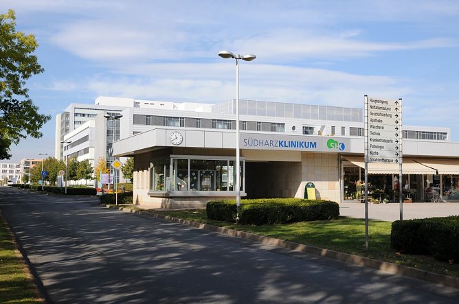 Eingangsgeb&auml;ude am S&uuml;dharz Klinikum (Foto: S&uuml;dharz Klinikum Nordhausen gGmbH)