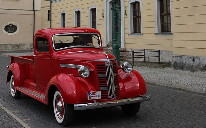 Bei den Dreharbeiten zu einem Film, der in der RoadOper Bonnie und Clyde verwendet wird, spielte in Weimar ein knallroter Oldtimer eine wichtige Rolle (Foto: Jan Krey&szlig;ig)