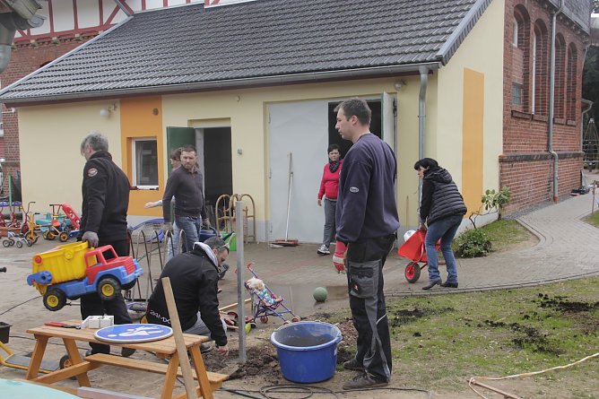 Frühjahrsputz im Märchenhaus (Foto: Silke Kirchhof) Frühjahrsputz im Märchenhaus (Foto: Silke Kirchhof)