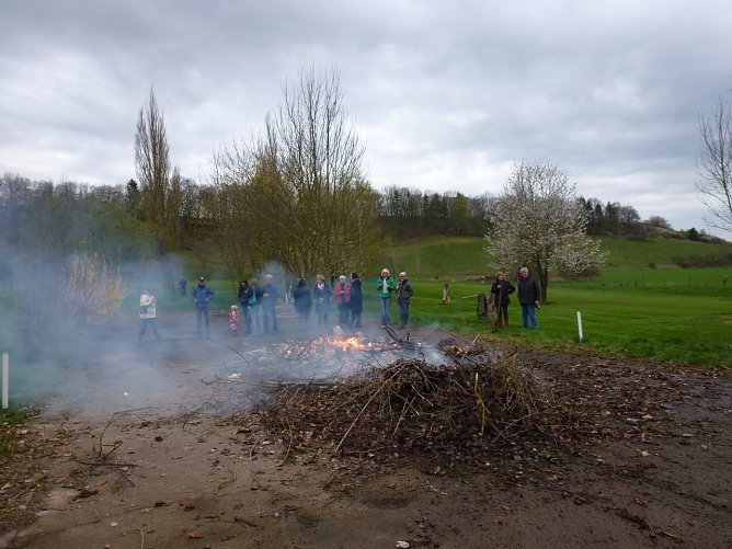 Osterfeuer auf dem Neustädter Grün (Foto: Hans Leopold Holzapfel) Osterfeuer auf dem Neustädter Grün (Foto: Hans Leopold Holzapfel)
