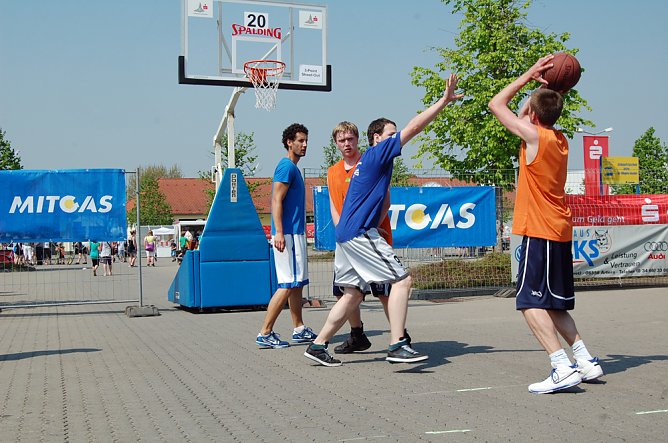 Streetballturnier in Artern (Foto: Landratsamt Kyffhäuserkreis) Streetballturnier in Artern (Foto: Landratsamt Kyffhäuserkreis)