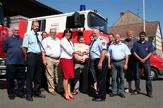 &Uuml;bergeben (Foto: FFW Wolkramshausen)