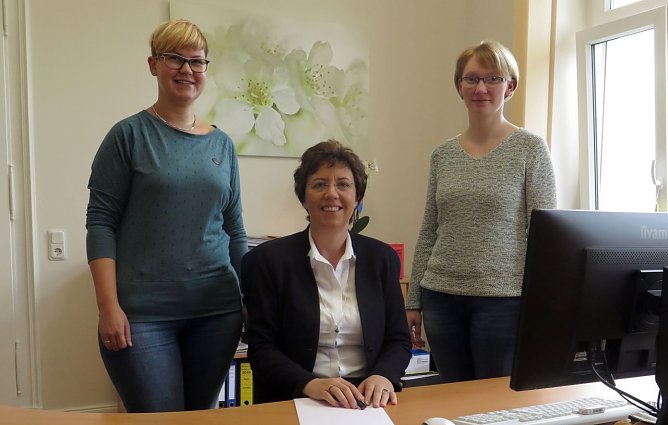 v.l.: Anne Jelinek (B&uuml;rokauffrau), Heike Schlegel (Steuerberaterin) und Stephanie Schrumpf (Steuerfachangestellte) (Foto: Nordh&auml;user Unternehmerverband)