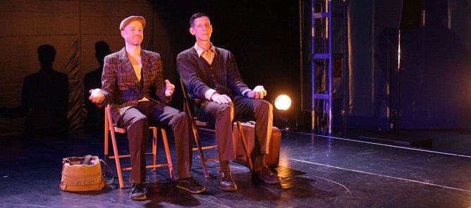 Stehfleisch und Sitzverm&ouml;gen - das Duo "Spot the Drop" er&ouml;ffnete die Zappelini Zeltsaison (Foto: Angelo Glashagel)