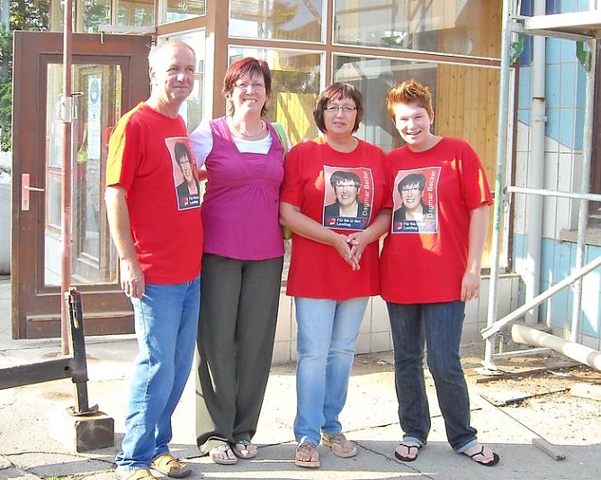 Vor der Schwimmhalle (Foto: SPD/Becker)