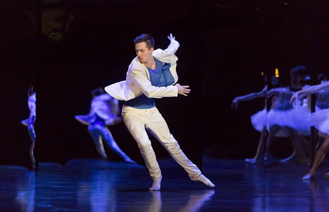 Sowohl tanzend als auch als Choreograph wirkt David Nigro (hier in Schwanensee; Foto: Tilmann Graner) am Kammertanzabend mit (Foto: Tilman Graner)