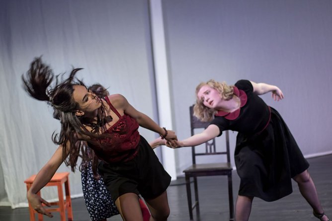 Blutschwestern, die Tanztheaterproduktion des Theaterjugendclubs, wird anl&auml;sslich der Schultheatertage im Theater unterm Dach gezeigt (Foto: Andr&aacute;s Dobi)