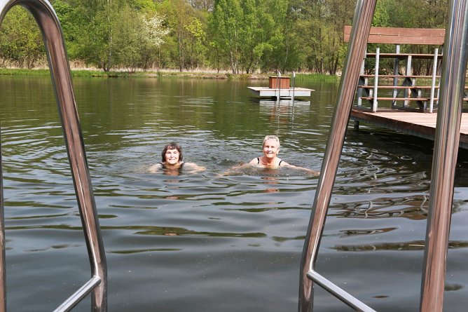 Anke K&uuml;hne und Anne Daube waren als erste im Wasser. (Foto: Susanne Schedwill)