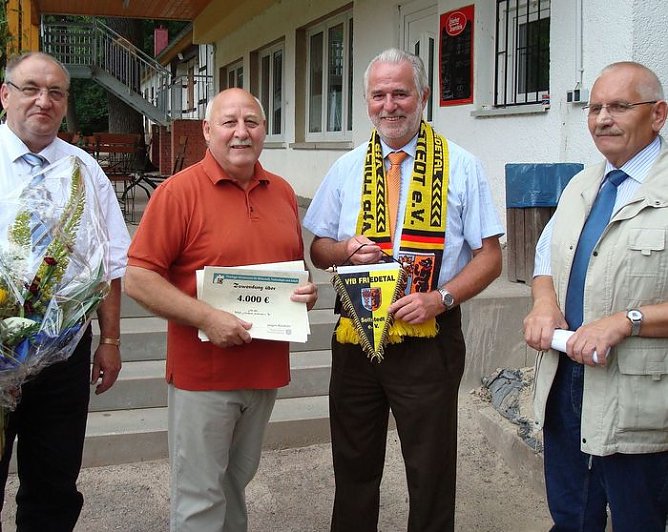 Besuch bei Fu&szlig;ballern (Foto: privat)