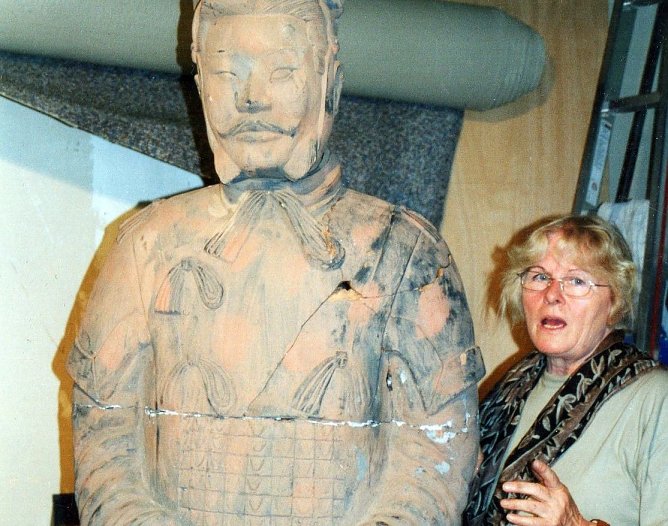 Dagmar Zimmermann neben einem Krieger der Terrakotta-Armee (Foto: Heidelore Kneffel)