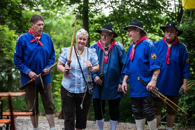 Moderatorin Susi Platte mit den Peitschenknallern vom Harzklub e.V. (Foto: Michael Caspari)